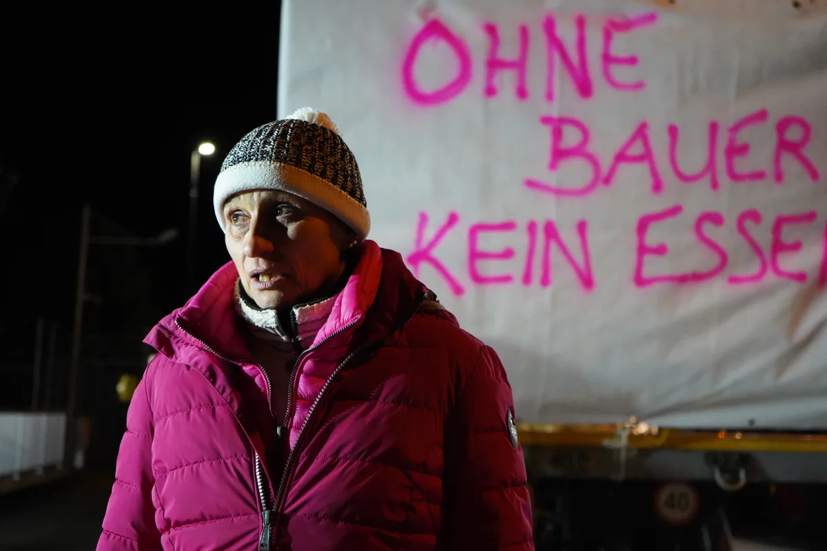 Christa Urech vor dem Eingang zum Militärfahrzeug-Park.